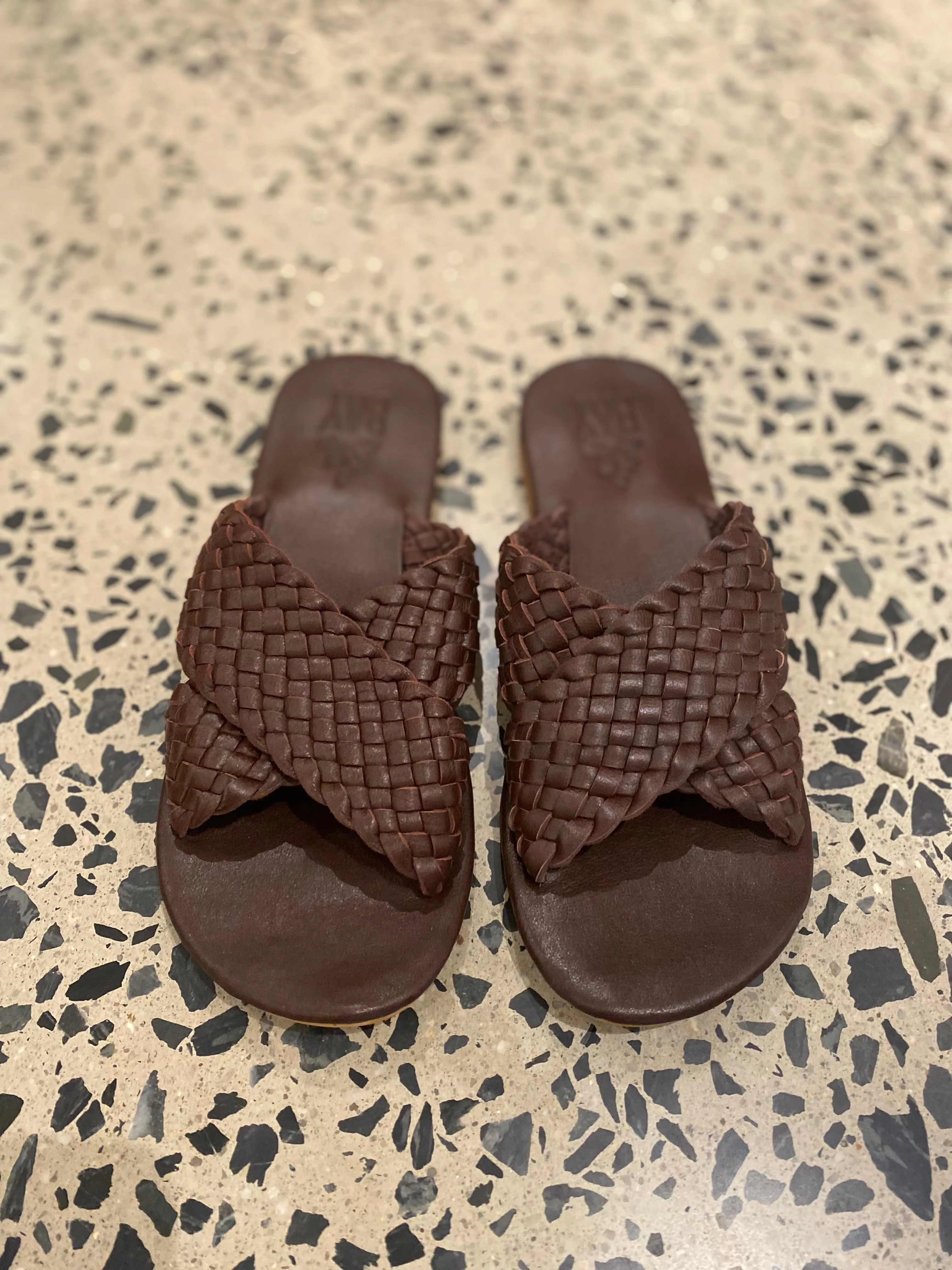 CROSSOVER PLAITED SLIDE - Chocolate